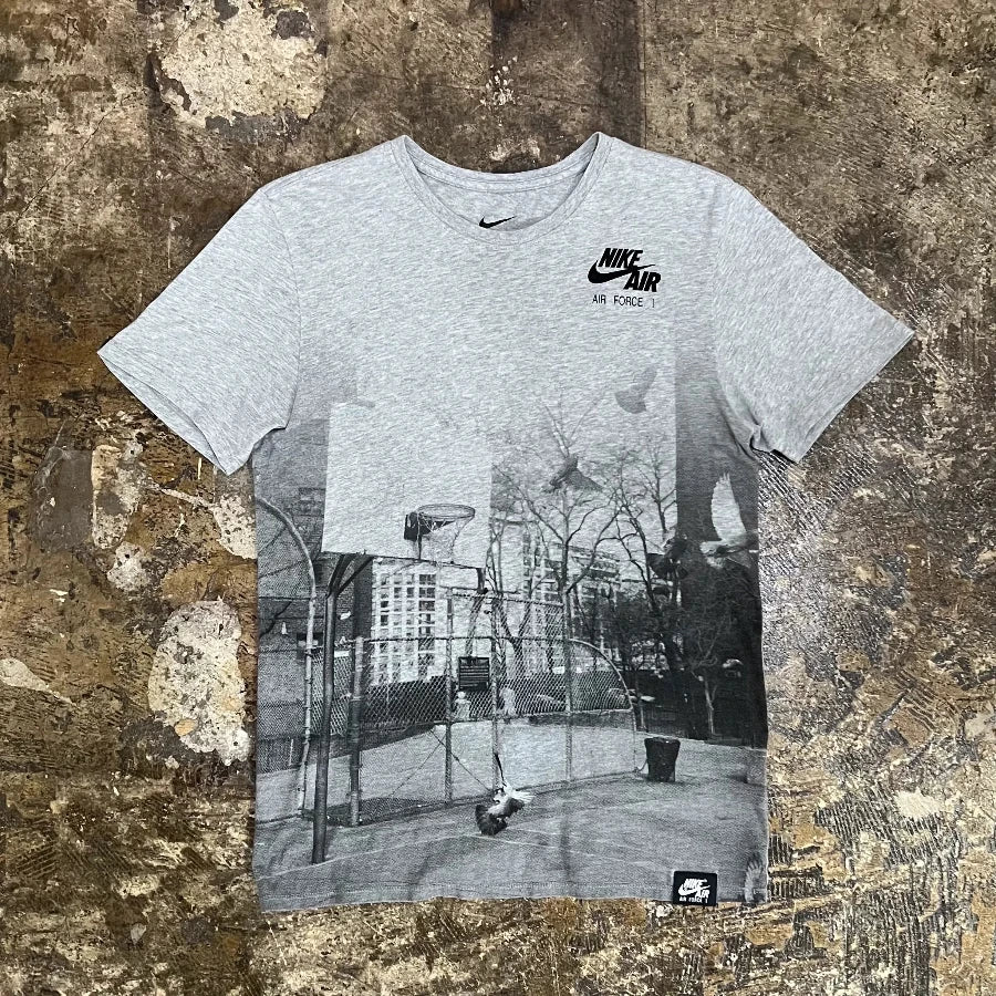 NIKE AIR FORCE 1 COURT PHOTO T-SHIRT GREY