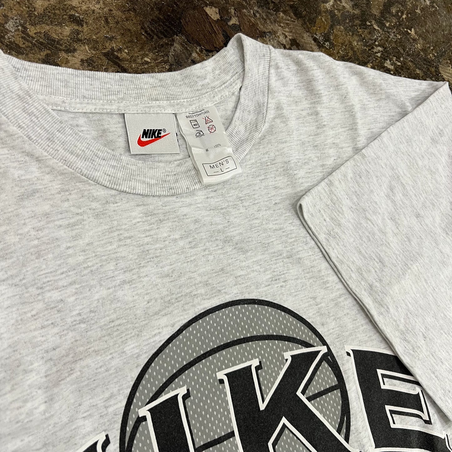 NIKE LOGO BASKETBALL T-SHIRT GREY